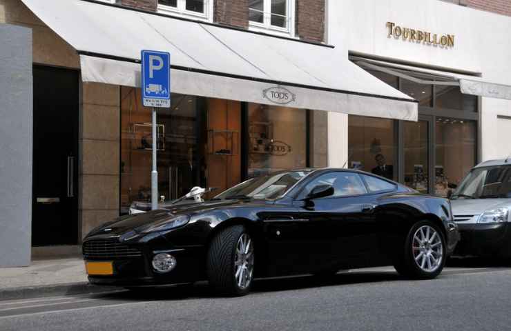 Una Aston Martin V12 Vanquish parcheggiata