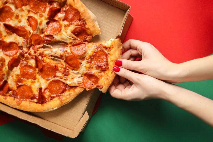Pizza al salamino: una proposta comune in quella italiana e in quella americana 