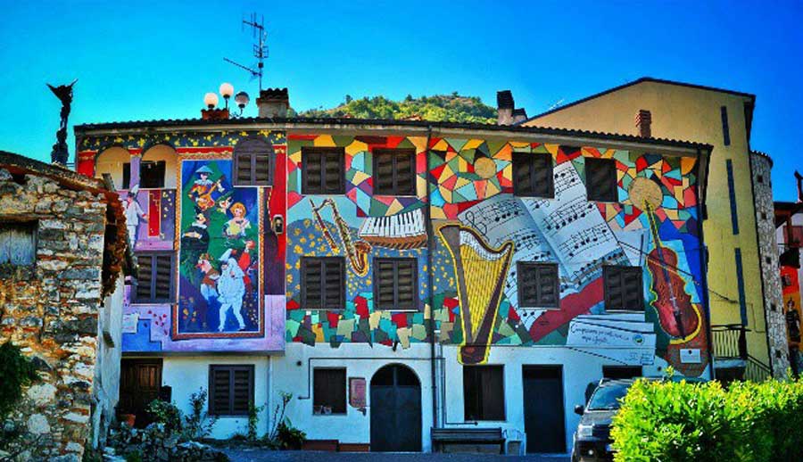 Sant’Angelo Le Fratte (Potenza) | Street art ataliana: I murales che non puoi proprio perderti! | Brain Berries