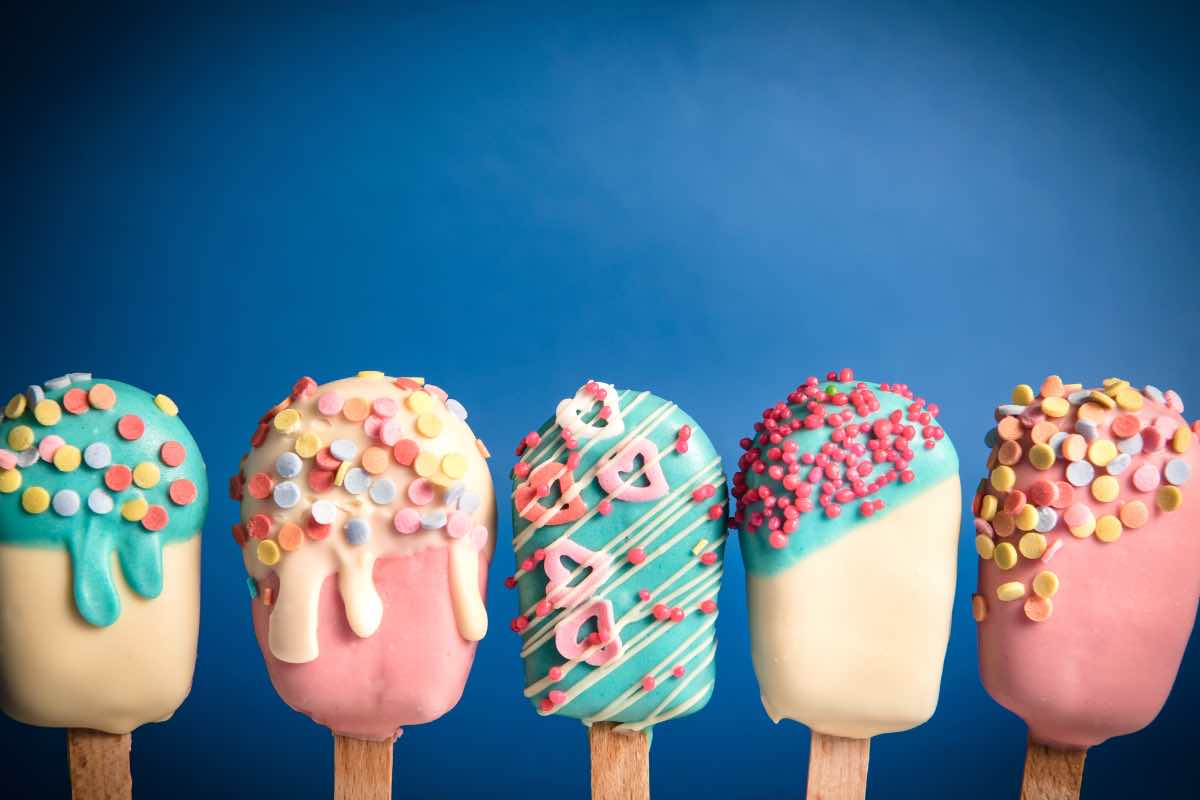 Gelati colorati di rosa e azzurro, fantasiosi e particolari