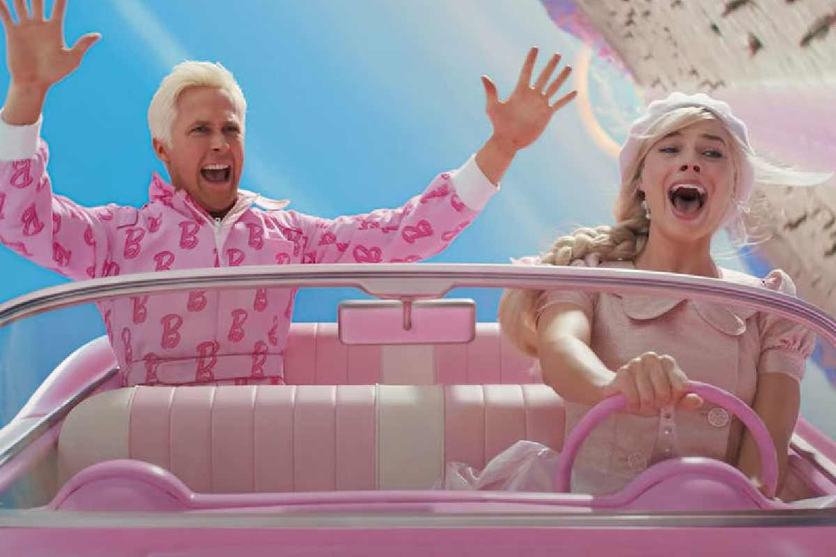 Scena dal film di Barbie con Ken e Barbie in una macchina volante nel cielo impauriti e vestiti di rosa