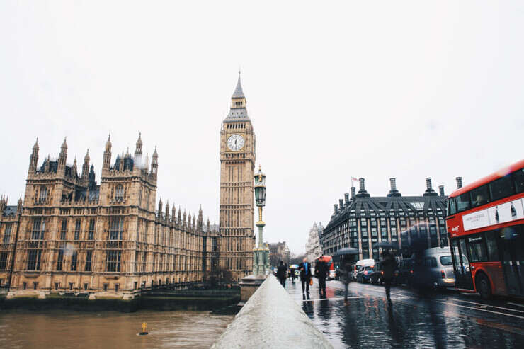 Il Big Ben sotto la pioggia a Londra 