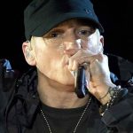 Eminem canta