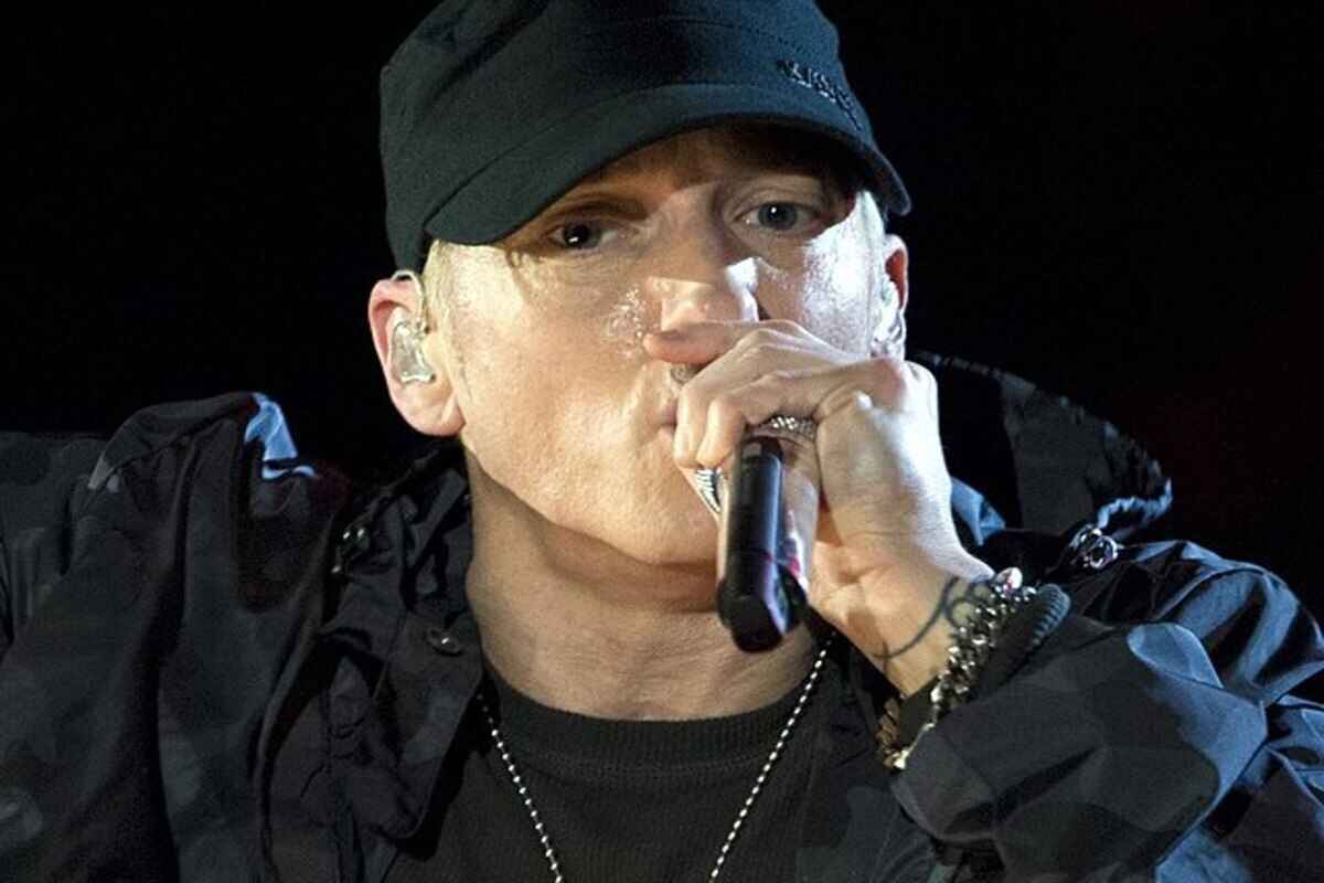 Eminem canta